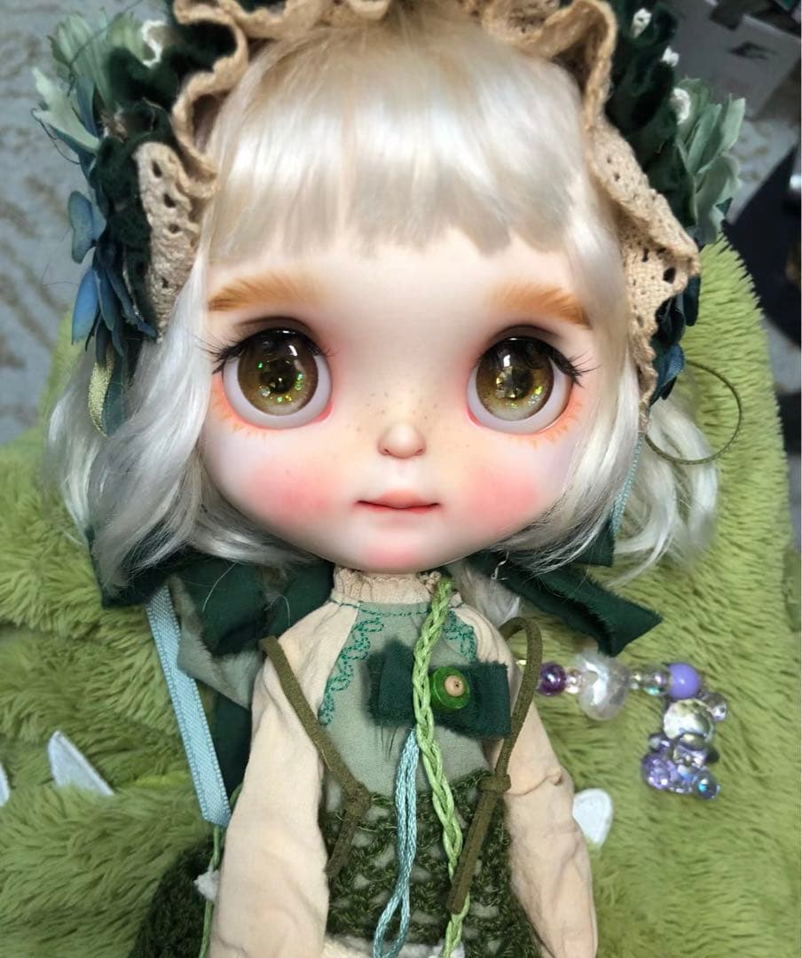 カスタムブライス 海外作家様 恥ずかしそうなアヒルちゃん 下唇を噛む 幼い