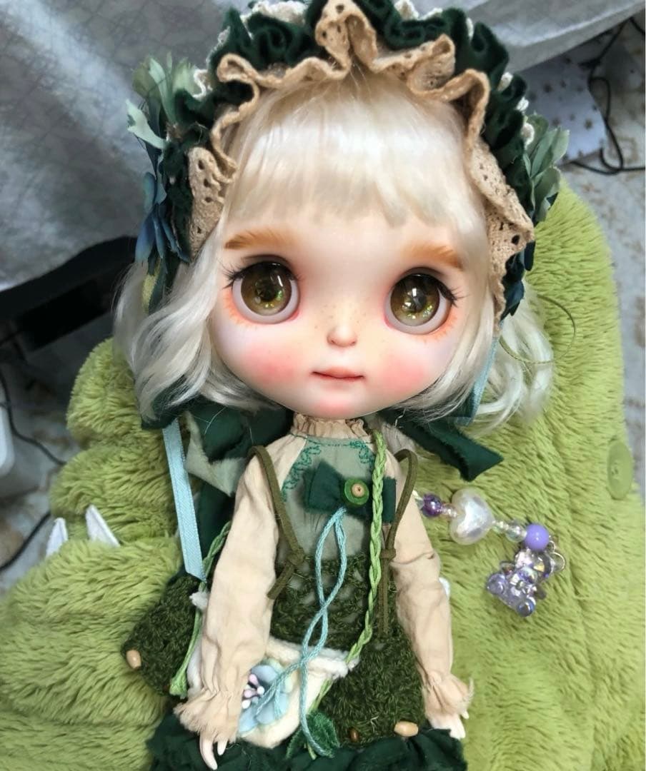 カスタムブライス 海外作家様 恥ずかしそうなアヒルちゃん 下唇を噛む 幼い