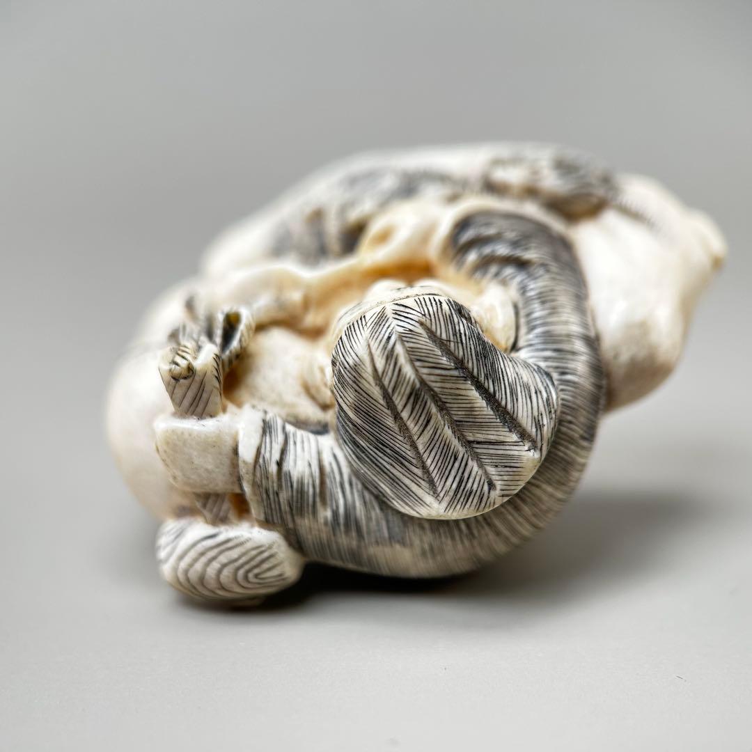 寝ている老人の彫刻極上　根付　天然素材アンティーク骨董　飾り物古美術置物細密細工