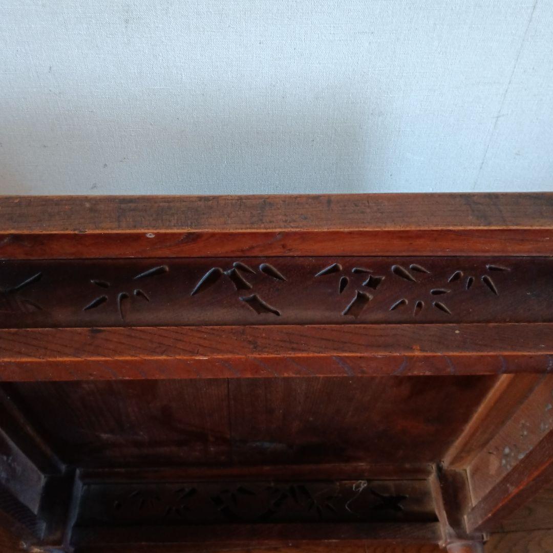 セール！大正昭和レトロ　竹梅かわいい彫り、脚がオシャレな小テーブル