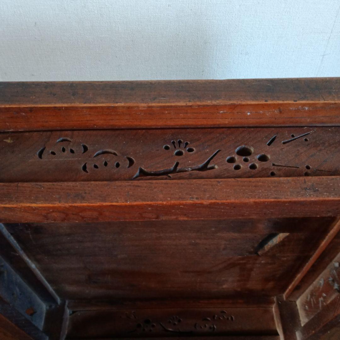 セール！大正昭和レトロ　竹梅かわいい彫り、脚がオシャレな小テーブル