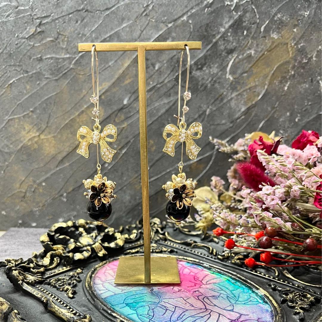 84 キドニーフック✖︎ブラックビーズとお花やビーズじゃら　ピアス・イヤリング