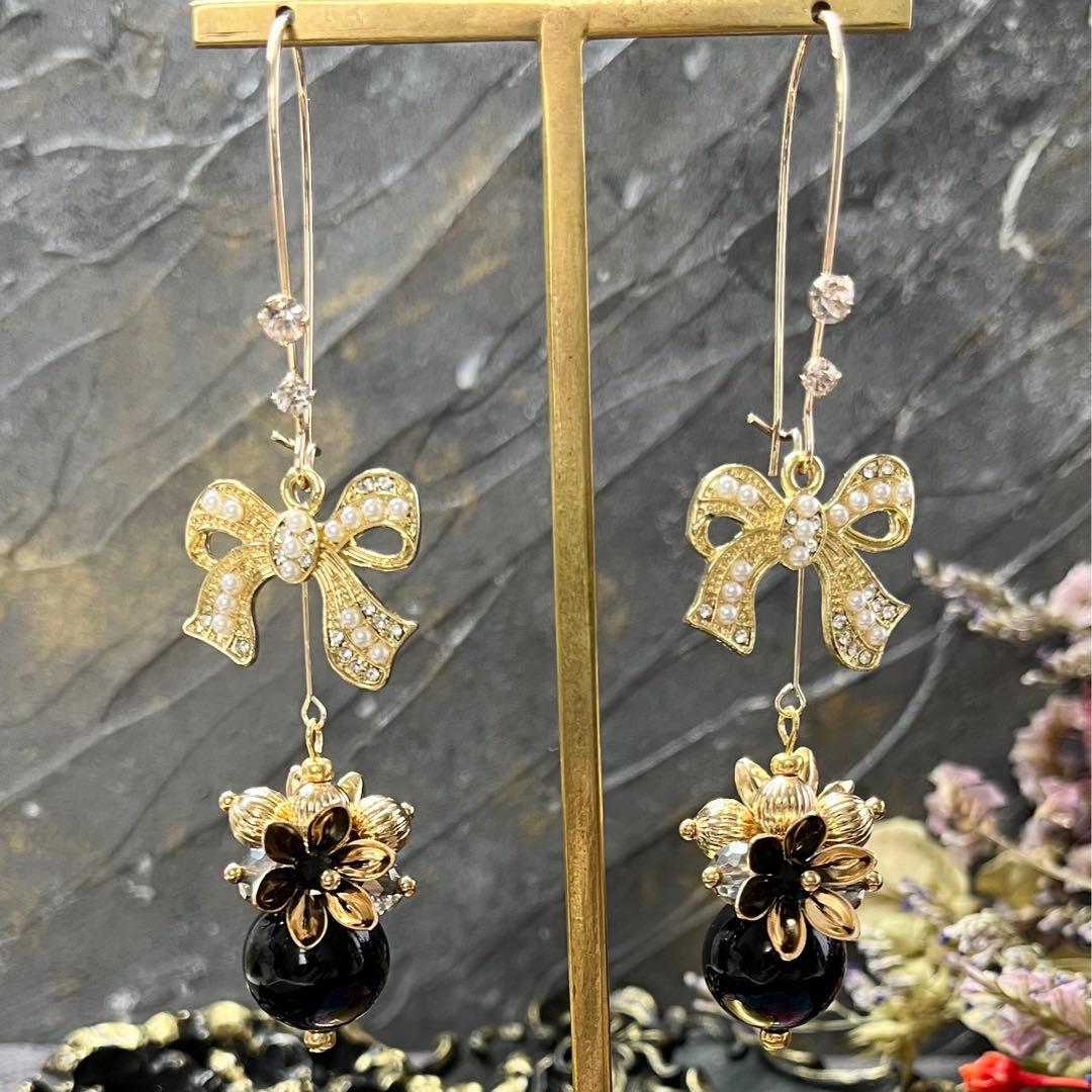 84 キドニーフック✖︎ブラックビーズとお花やビーズじゃら　ピアス・イヤリング