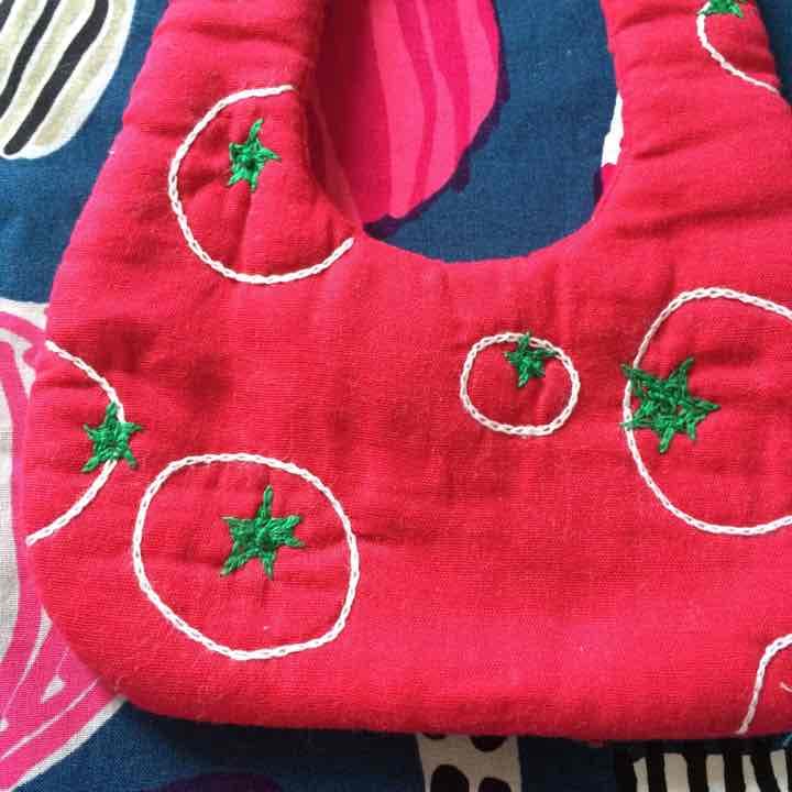 再販可能❀.(*´◡`*)❀.ふかふか刺繍スタイ＊tomato red＊