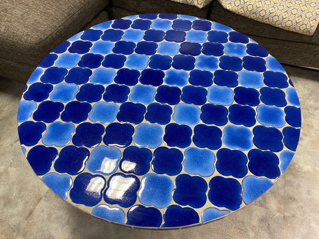 おしゃれなモザイクテーブル