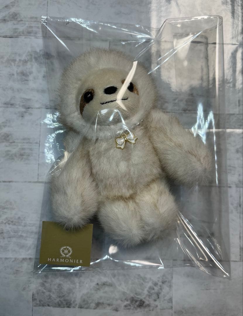 NiziU アヤカ キーホルダー ナマケモノ ぬいぐるみチャーム 白 - メルカリ