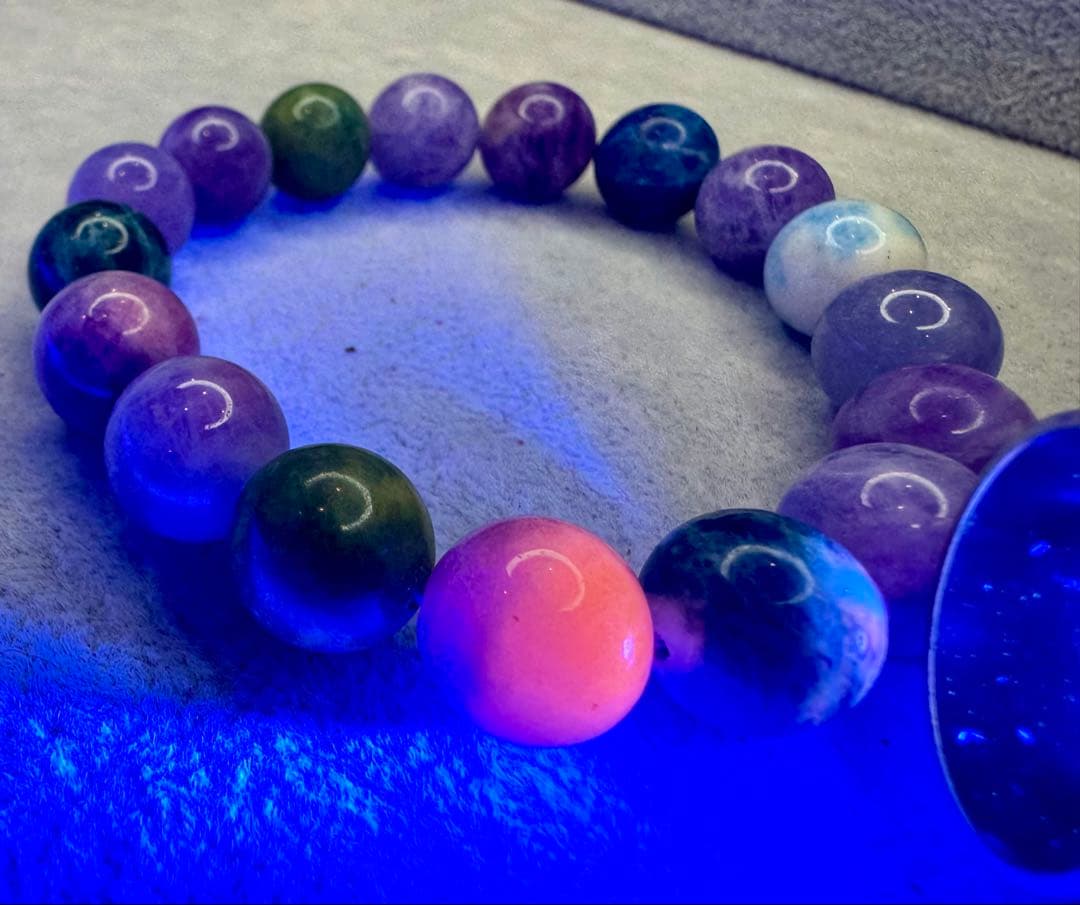 ブルーハックマナイト　蛍光反応が美しい　11.5mm