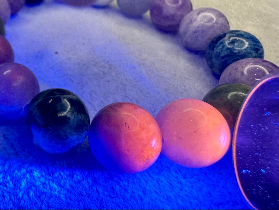 ブルーハックマナイト　蛍光反応が美しい　11.5mm