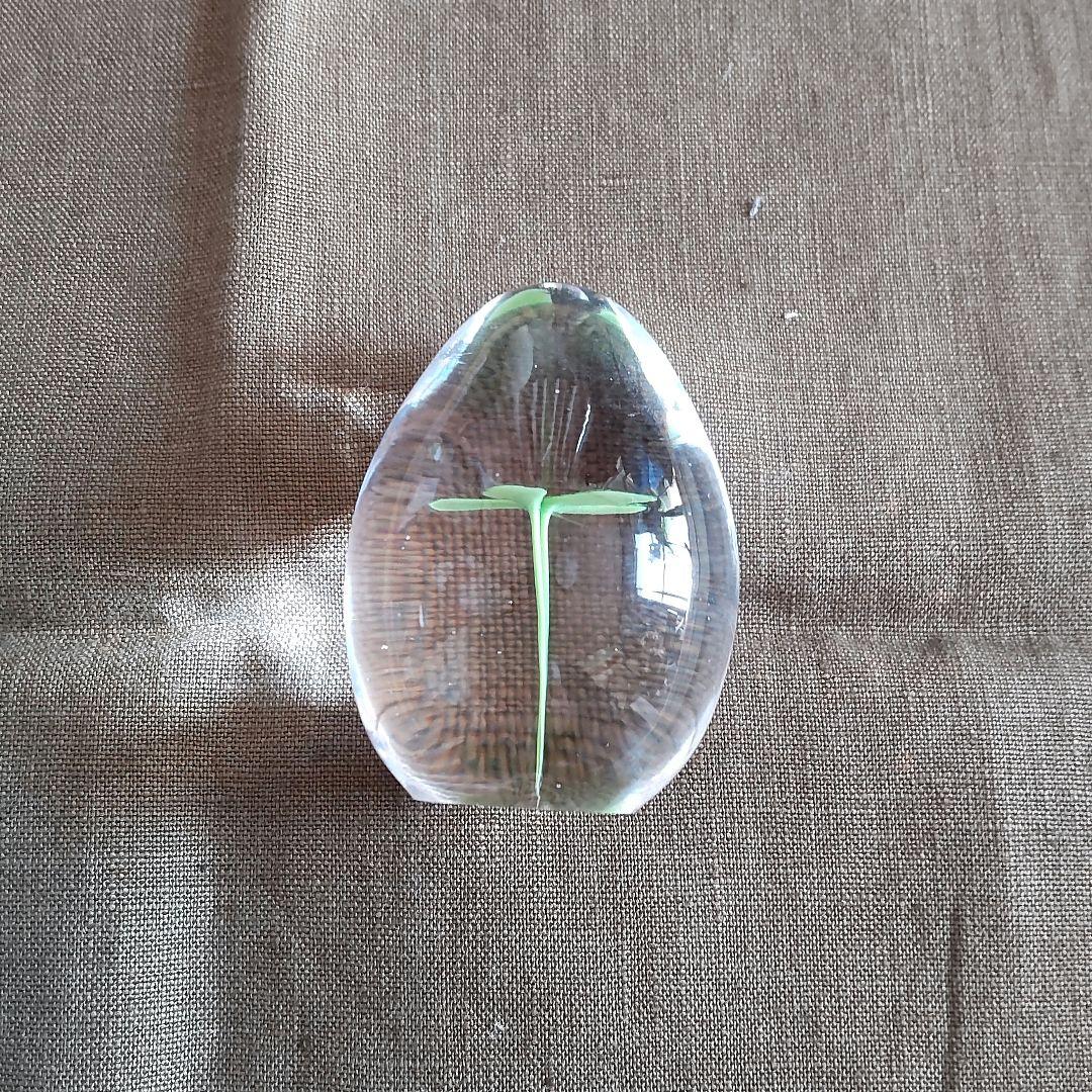 イイノナホ 卵型ガラスペーパーウェイト 四つ葉デザイン - メルカリ