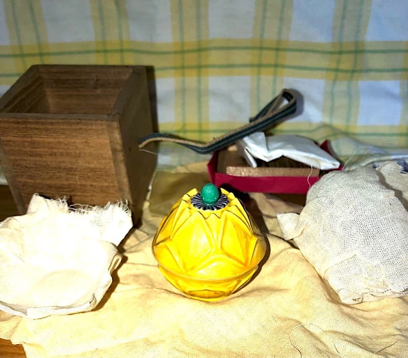 三井大磯　古余呂技窯　川瀬順一（竹春）作　交趾　歓冬花　香合　無傷　共箱　保証。