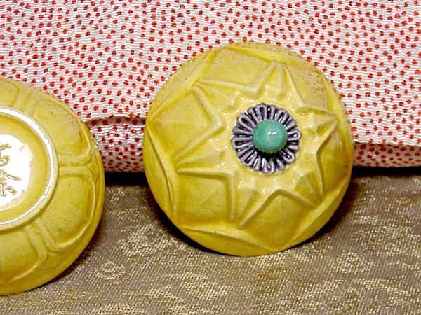 三井大磯　古余呂技窯　川瀬順一（竹春）作　交趾　歓冬花　香合　無傷　共箱　保証。