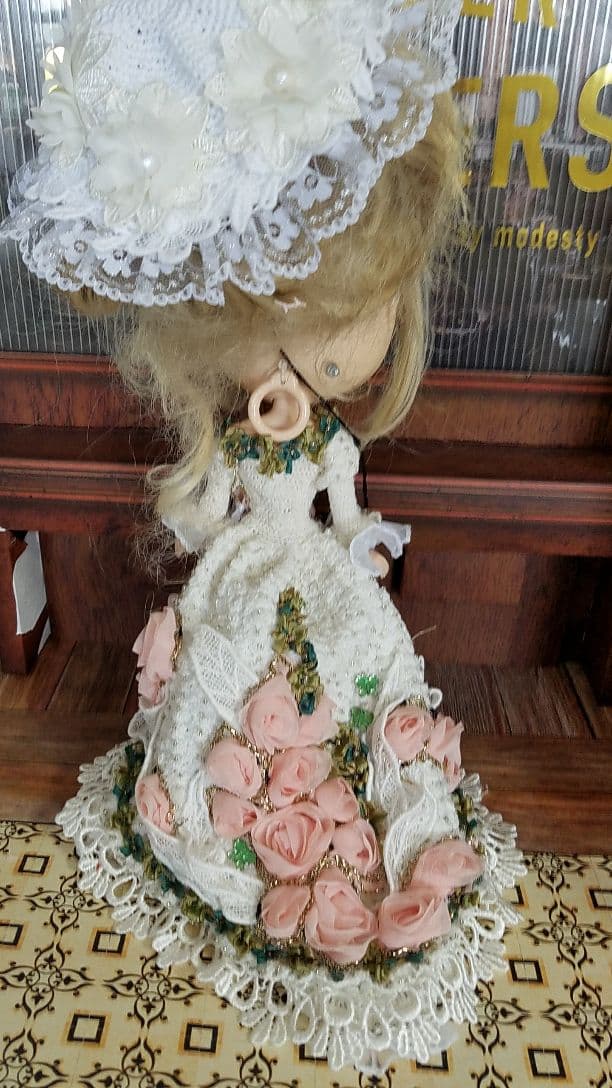 ブライス薔薇のロングドレスとレースのマント