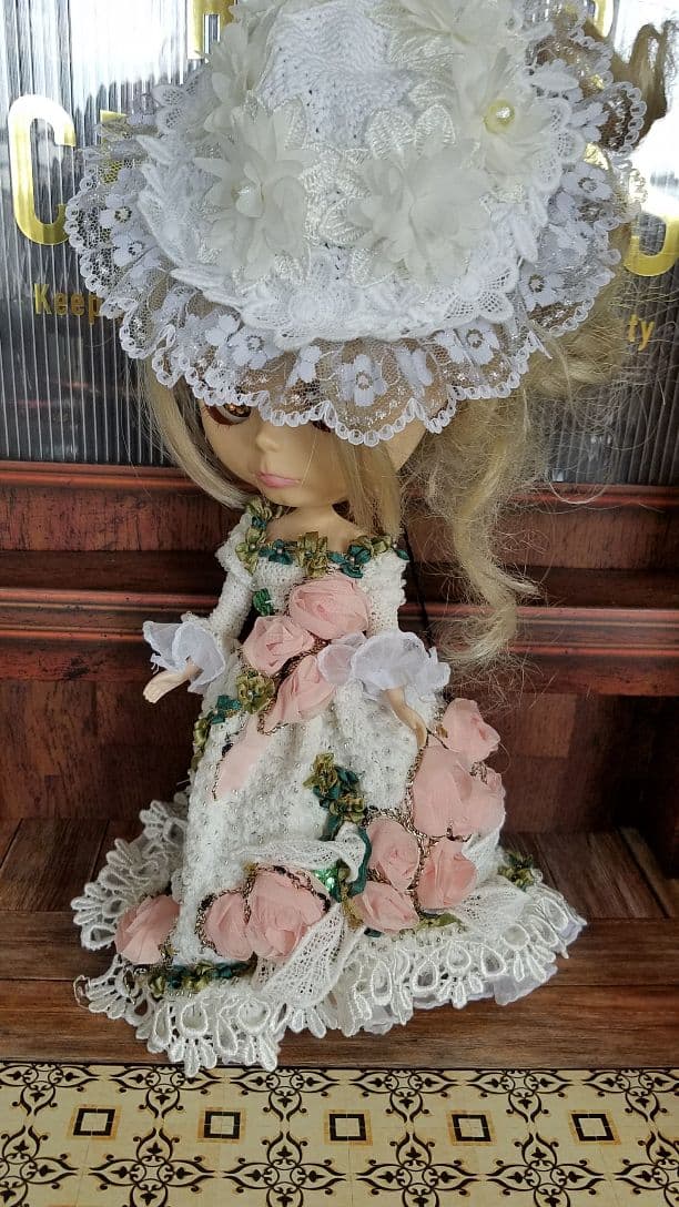 ブライス薔薇のロングドレスとレースのマント