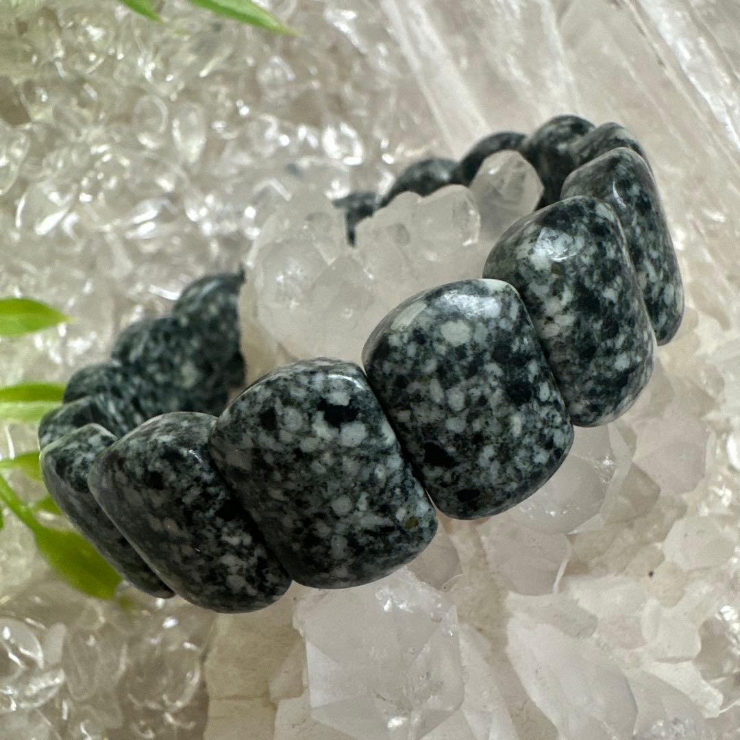 【遠野霊石】チャンスを引き寄せる高波動バングル　本来のあなたへ守りと導きを。