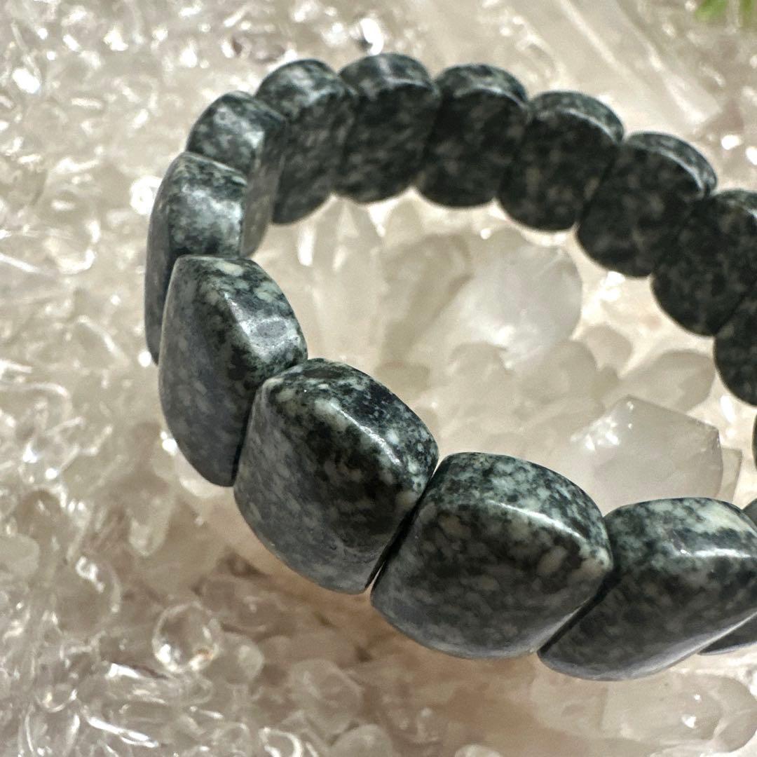 【遠野霊石】チャンスを引き寄せる高波動バングル　本来のあなたへ守りと導きを。