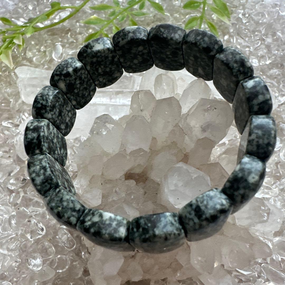 【遠野霊石】チャンスを引き寄せる高波動バングル　本来のあなたへ守りと導きを。