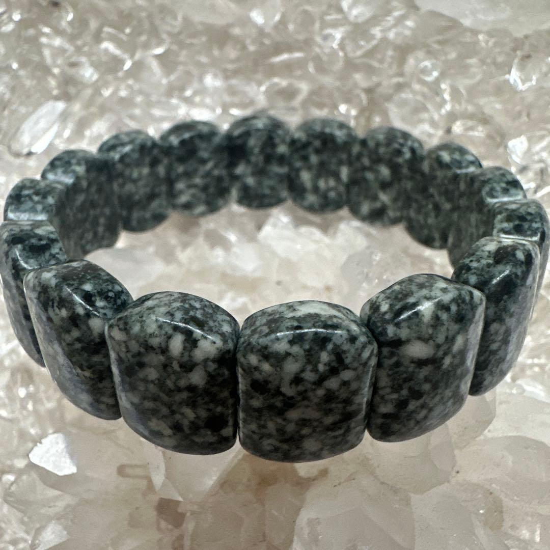 【遠野霊石】チャンスを引き寄せる高波動バングル　本来のあなたへ守りと導きを。