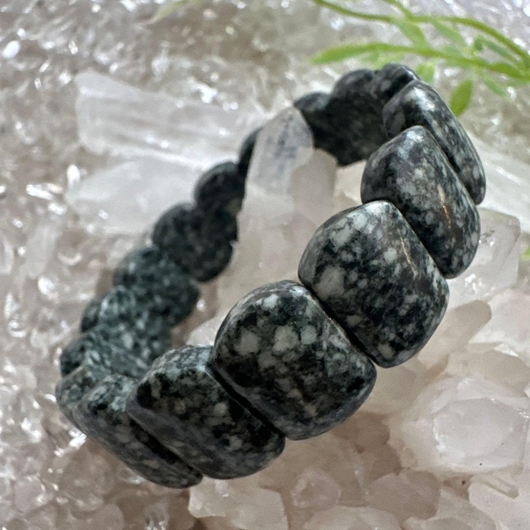 【遠野霊石】チャンスを引き寄せる高波動バングル　本来のあなたへ守りと導きを。