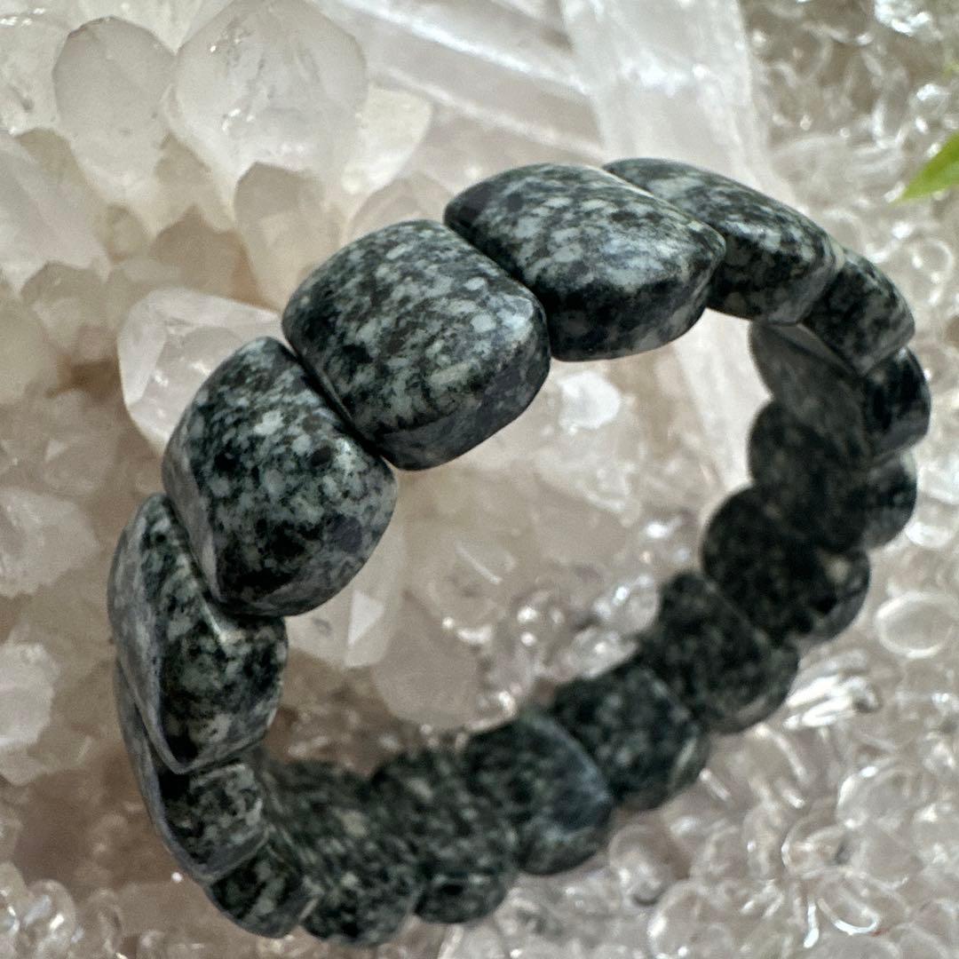 【遠野霊石】チャンスを引き寄せる高波動バングル　本来のあなたへ守りと導きを。