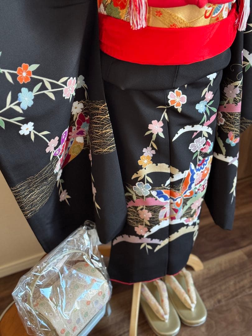 七五三に★逸品　正絹縮緬黒地に舞蝶、毱　7歳着物、袋帯のセット