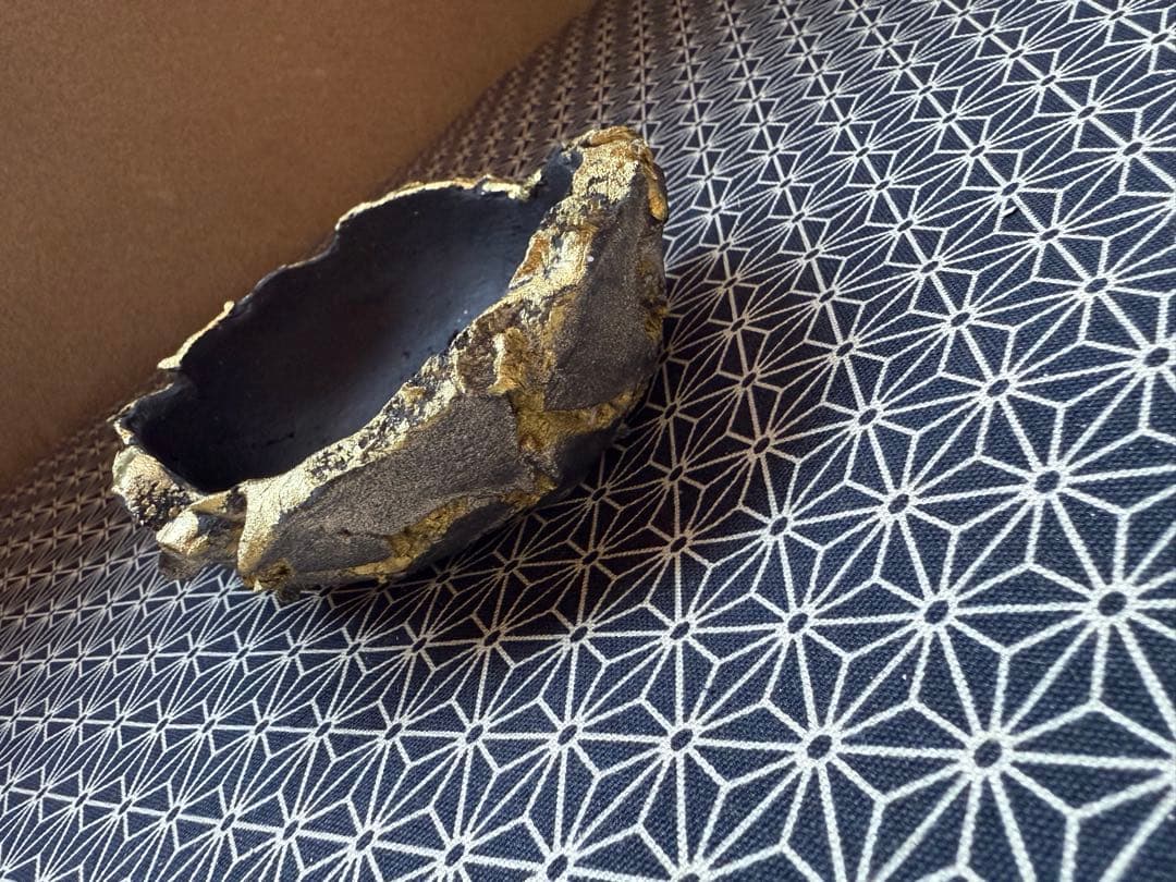 手びねり鉢 黒と金色のアクセント 約15cm 割れにくい鉢 作家鉢
