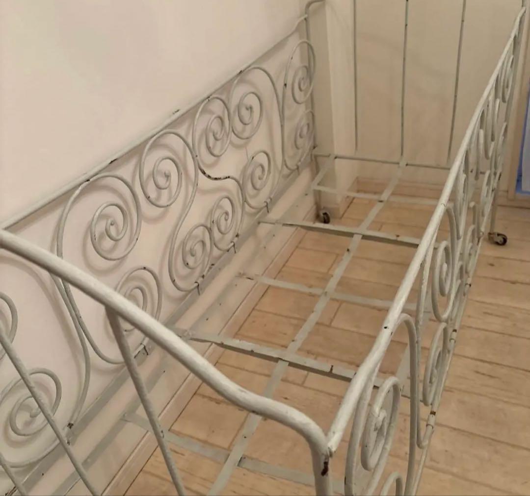 アンティークアイアンべビーベッド