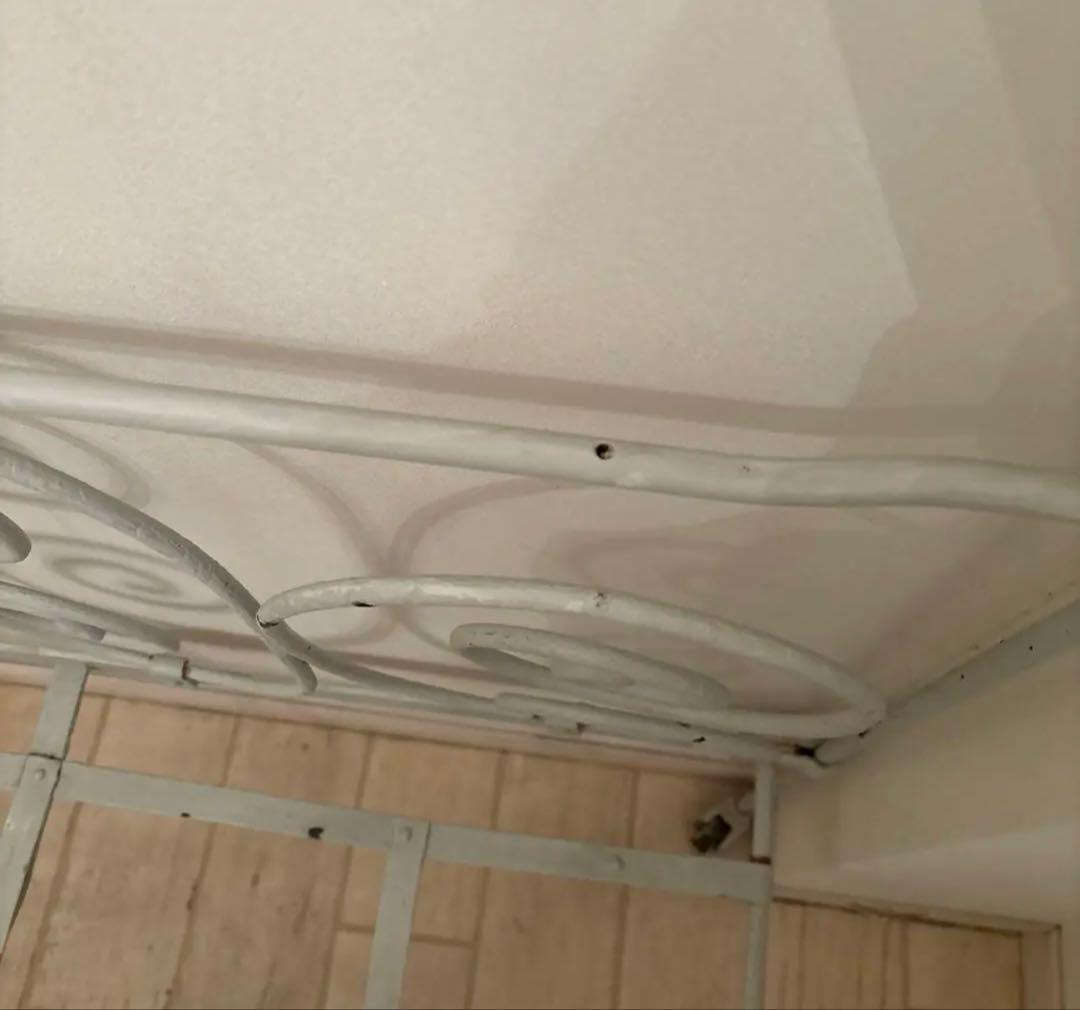 アンティークアイアンべビーベッド