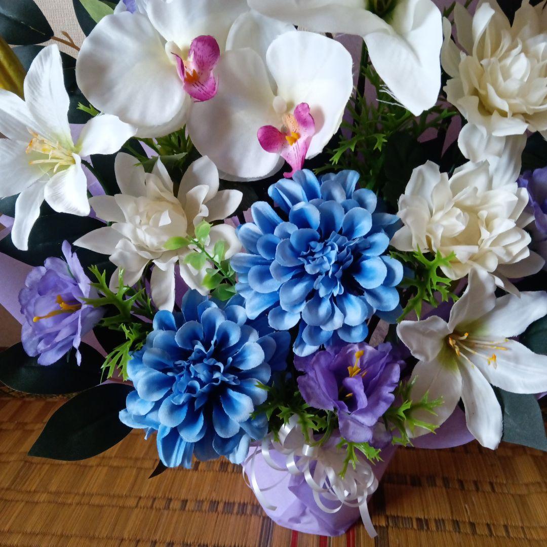 お供え花　仏花　ブルーダリア　白赤胡蝶蘭　百合　造花アレンジ