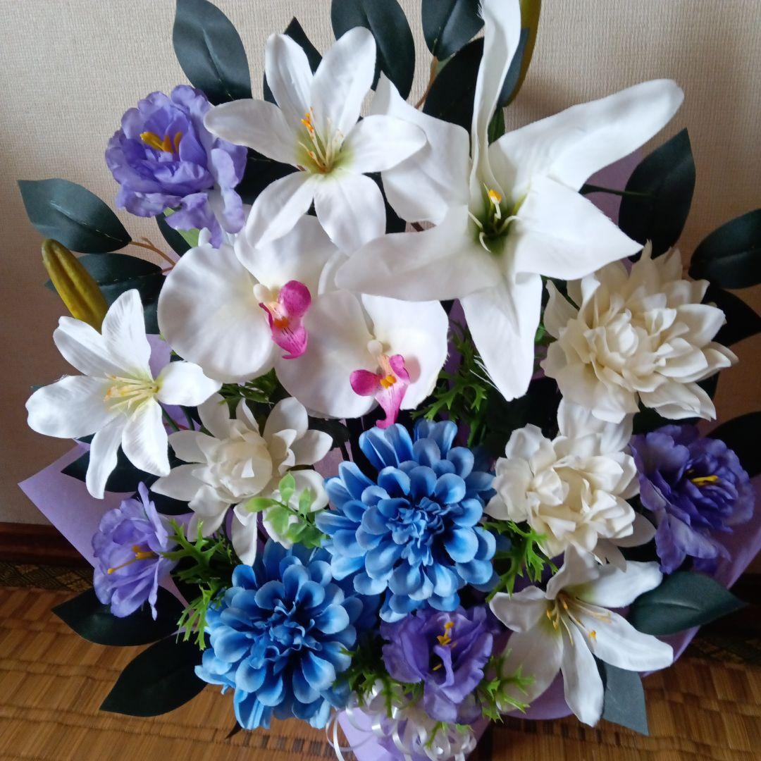 お供え花　仏花　ブルーダリア　白赤胡蝶蘭　百合　造花アレンジ