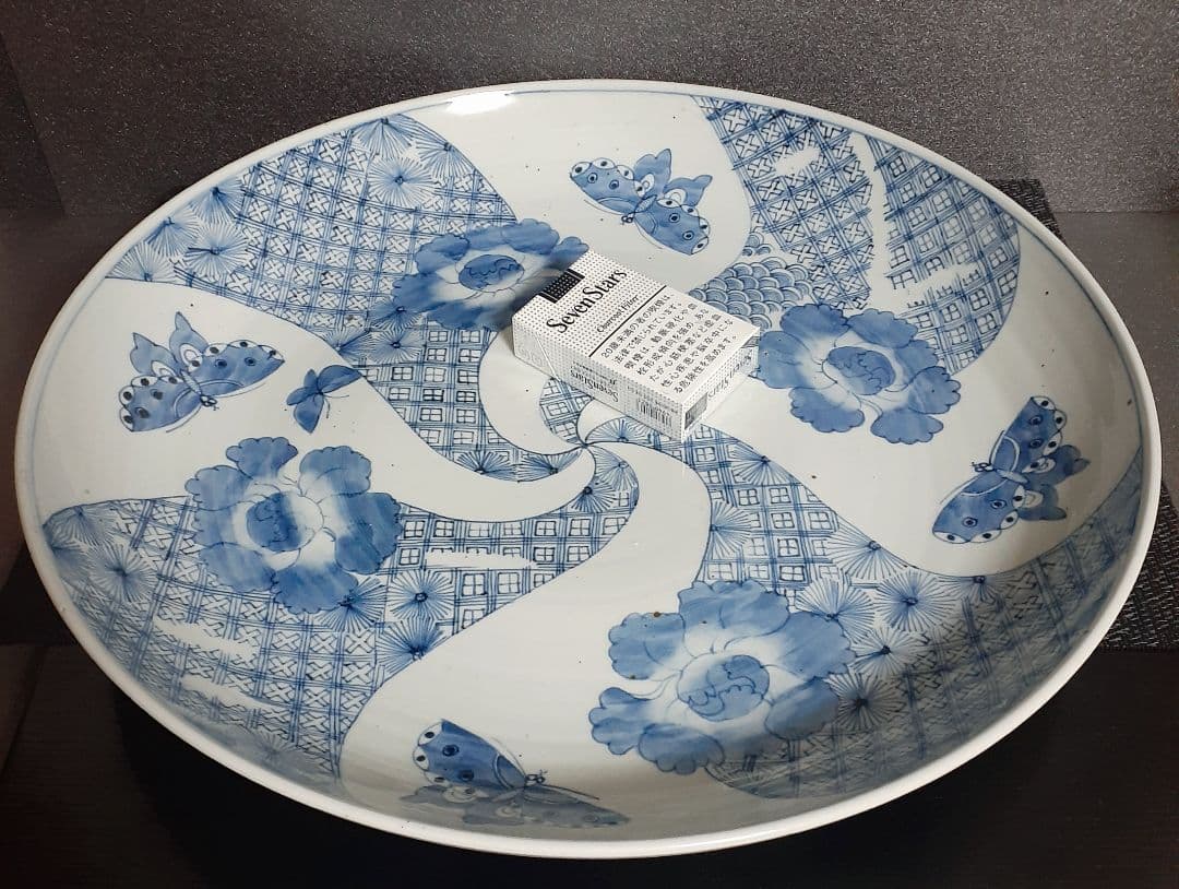 【名品】江戸時代後期　古伊万里　染付　捻り文様に牡丹に4蝶々図　41.1cm大皿