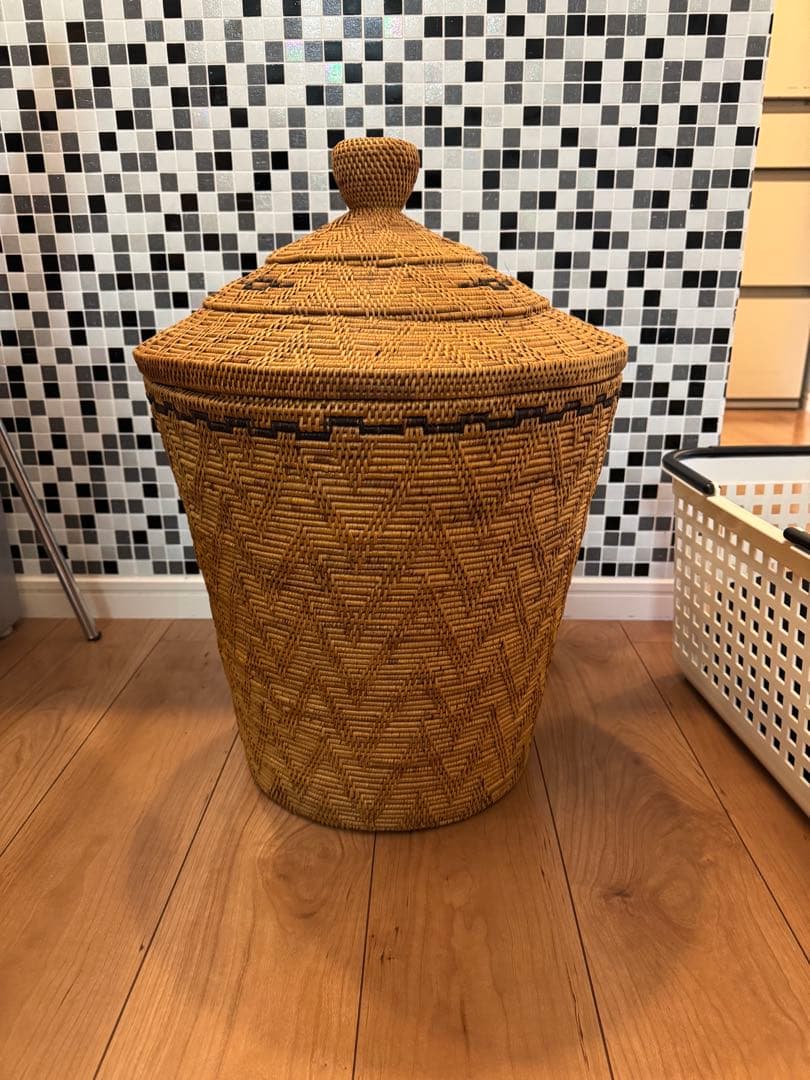 天然素材の蓋付きバスケット