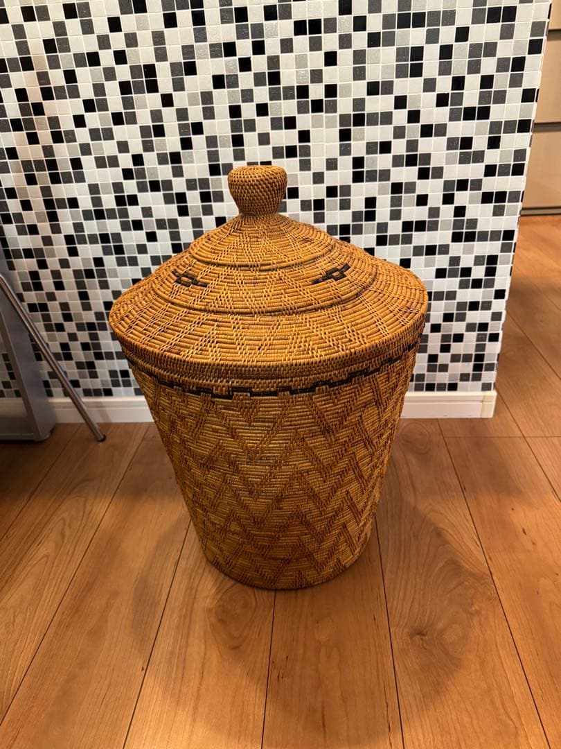 天然素材の蓋付きバスケット