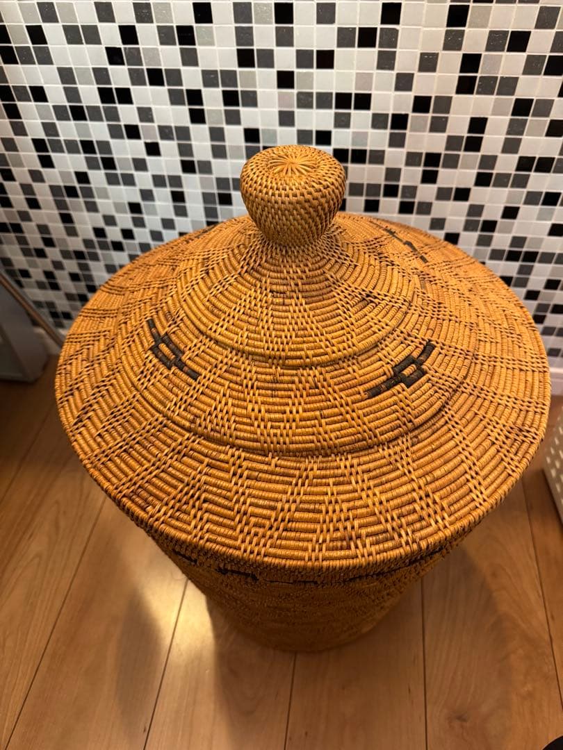 天然素材の蓋付きバスケット