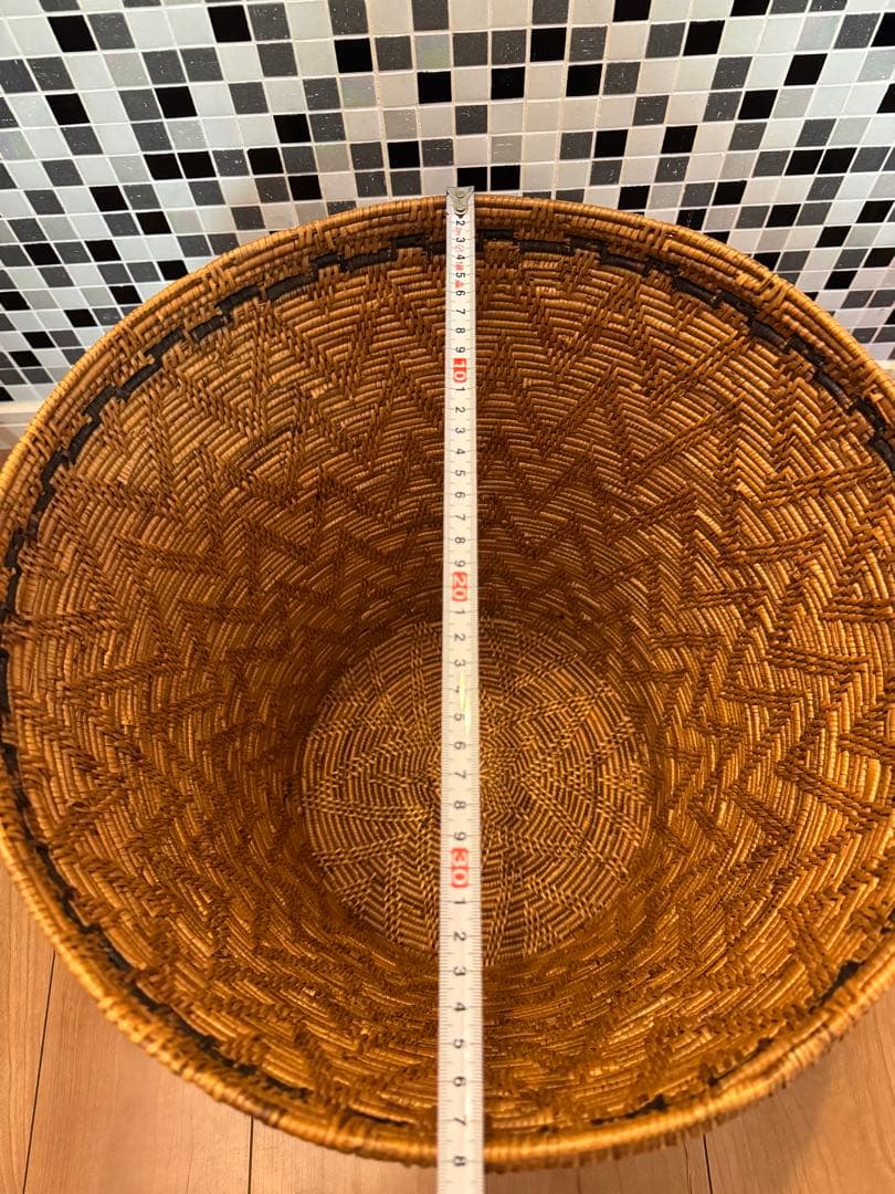 天然素材の蓋付きバスケット