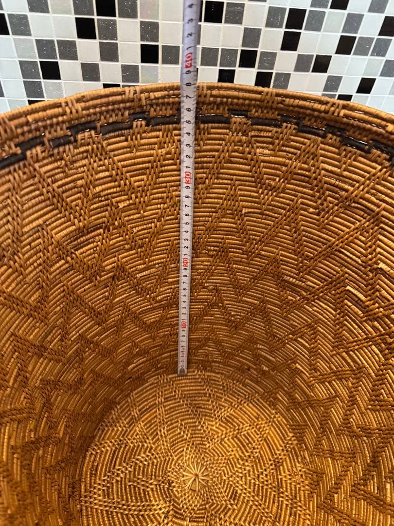 天然素材の蓋付きバスケット
