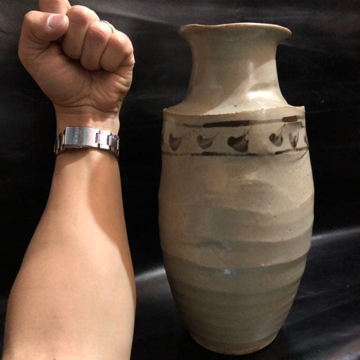究極の美◼️蔵からかなり雰囲気のある良さそうな壺が出て来ました。花