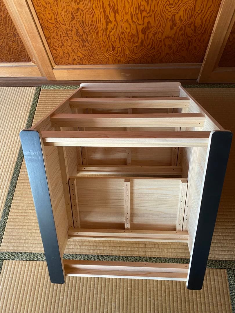 Yaskuro様限定の、手摺り付き3段の踏み台です。