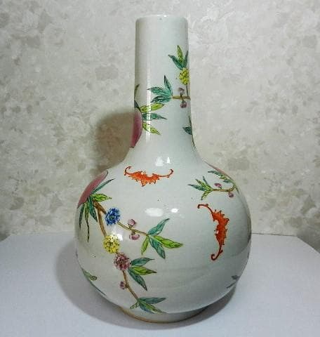 中国粉彩九桃図天球瓶（裏印「乾隆年製」） - メルカリ