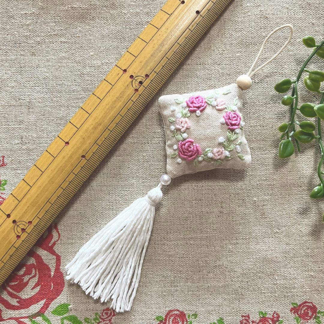 No.2304-15 タッセル付き スクエアサシェ 香り袋 ピンクローズリース