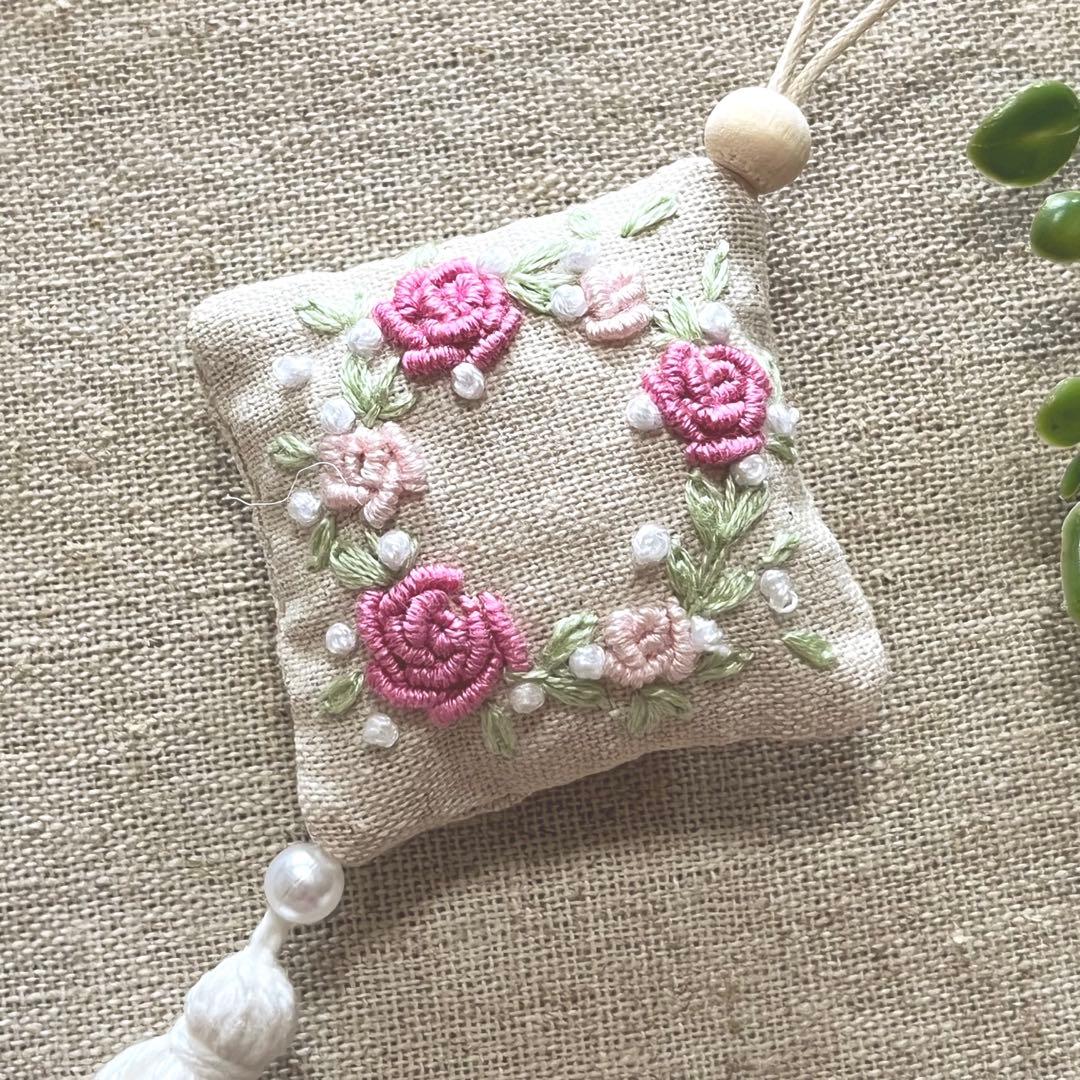 No.2304-15 タッセル付き スクエアサシェ 香り袋 ピンクローズリース