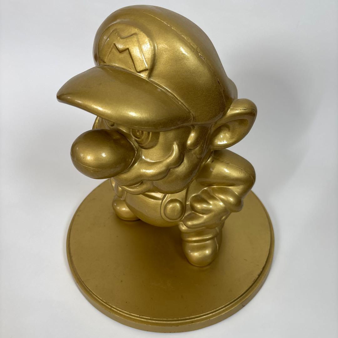 ゴールドマリオ像