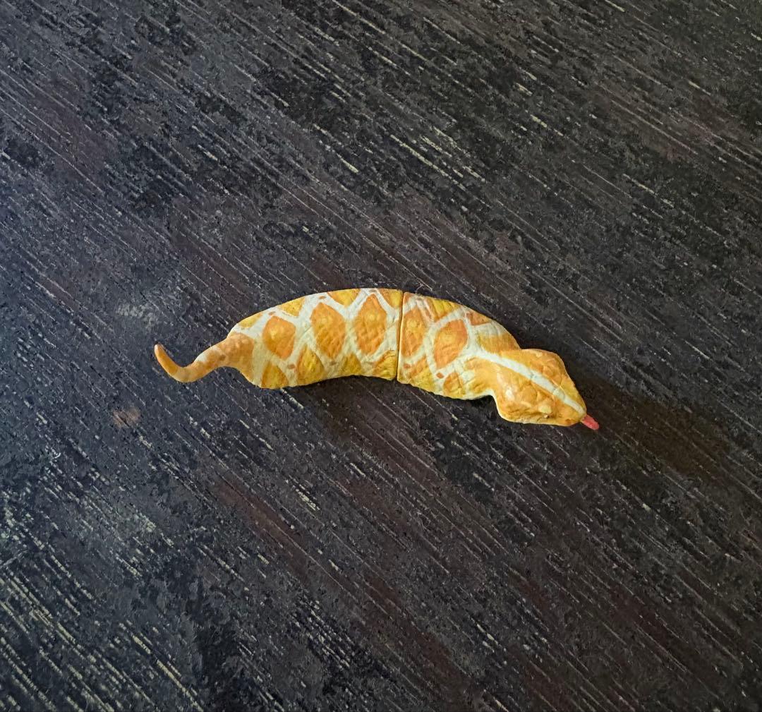 ☆レア☆ シークレット ツチノコ［ アルビノ 赤色舌］ 海洋堂