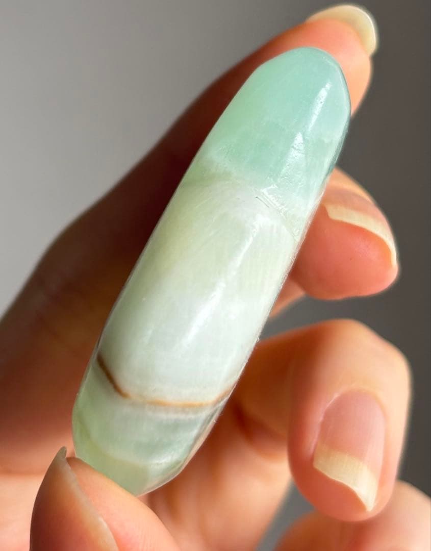 あ〜きゃん♬様　高品質　グリーンカリビアンカルサイト　ハート　握り石