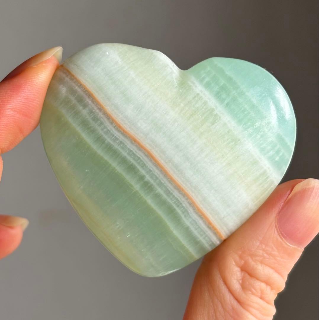 あ〜きゃん♬様　高品質　グリーンカリビアンカルサイト　ハート　握り石