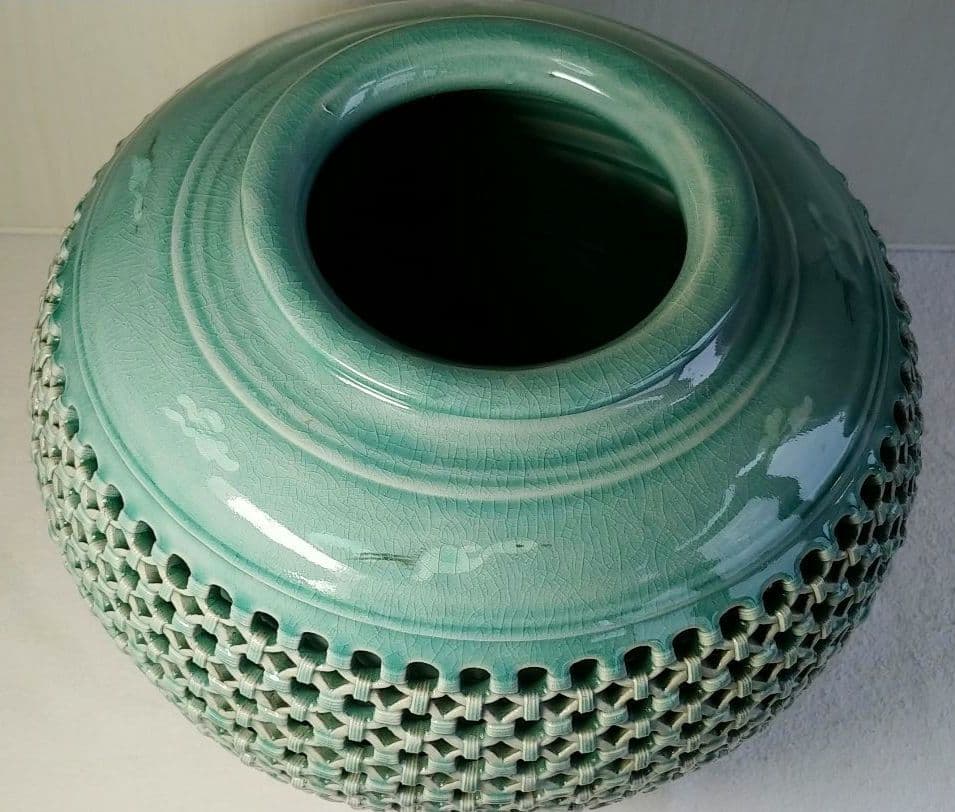 高麗青磁（青白磁）、「銀光」の壺です。 約35年前のものです。 - メルカリ