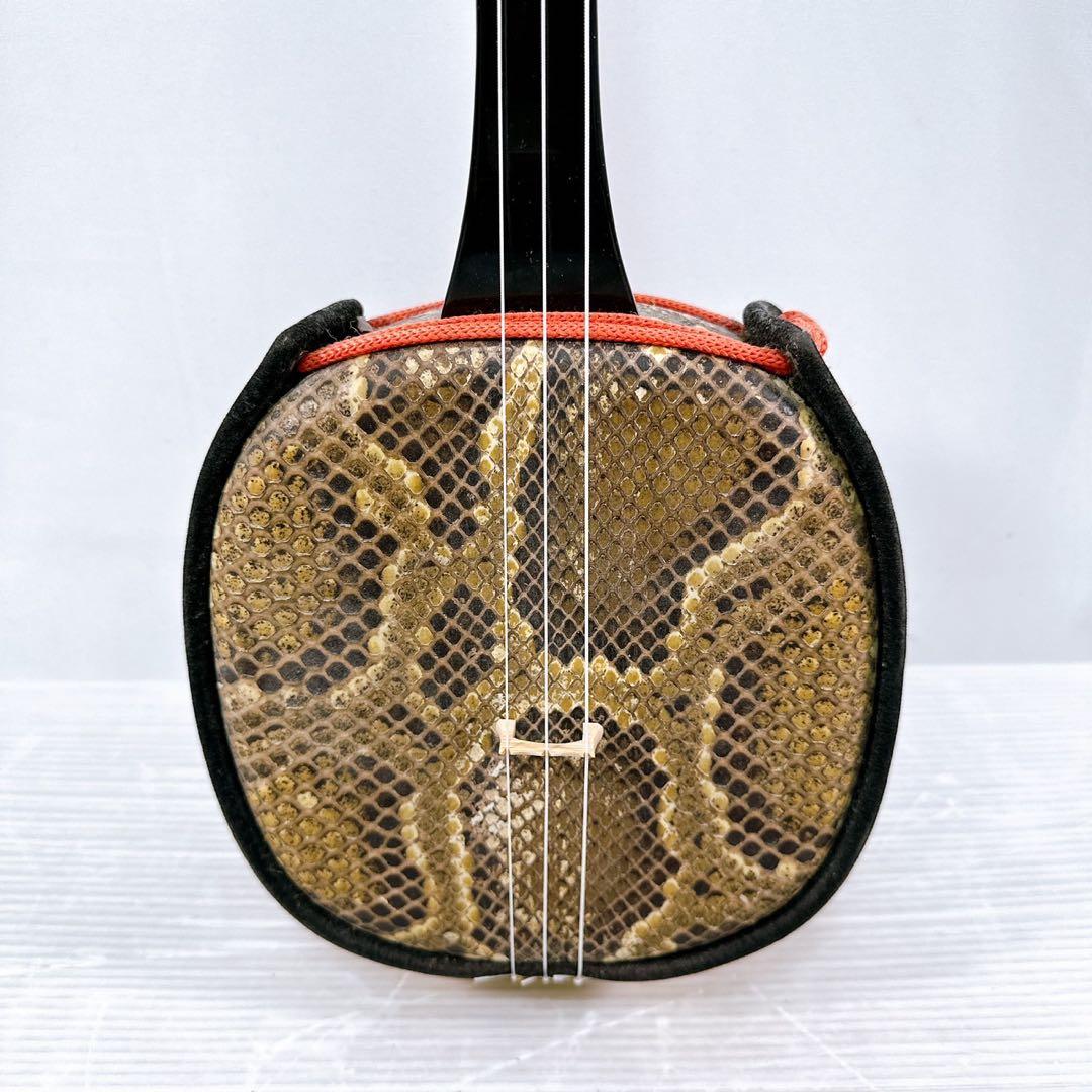 【美品】沖縄三線 蛇皮線 本皮 蛇皮 三味線 本蛇皮 民族楽器 黒漆