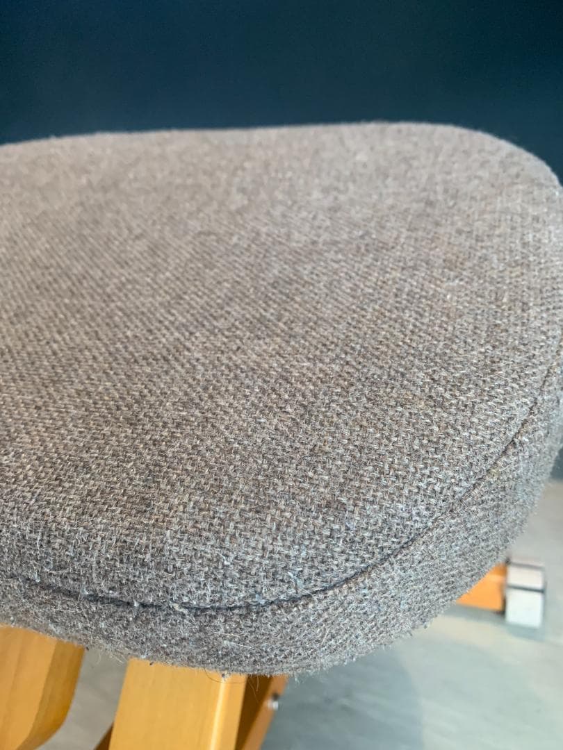 姿勢矯正チェア グレー 木製フレーム 高さ調整可能_タイヤフェルト付