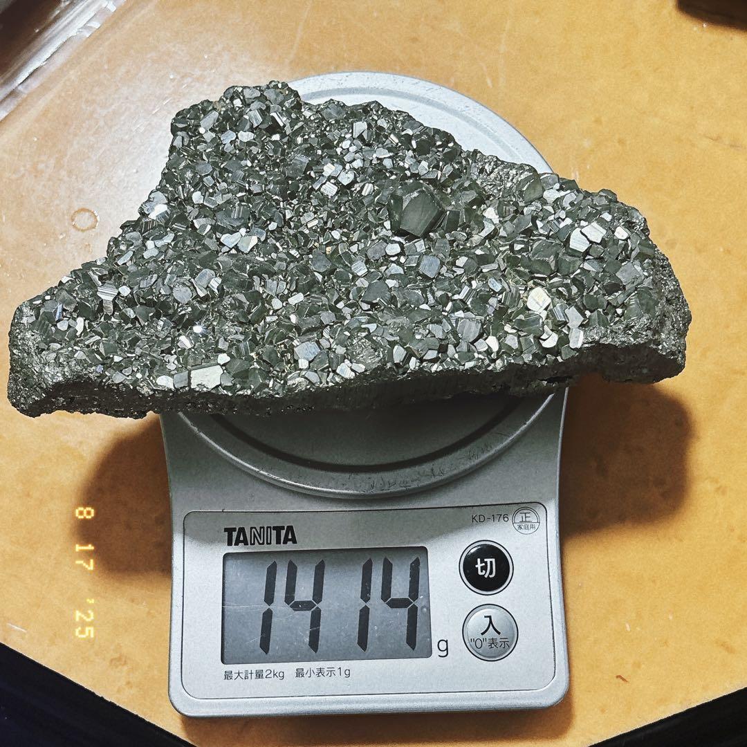 黄鉄鉱　自然石 黒色木製台座付き