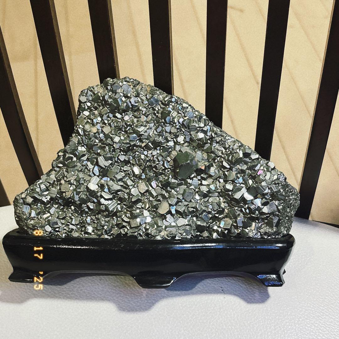 黄鉄鉱　自然石 黒色木製台座付き