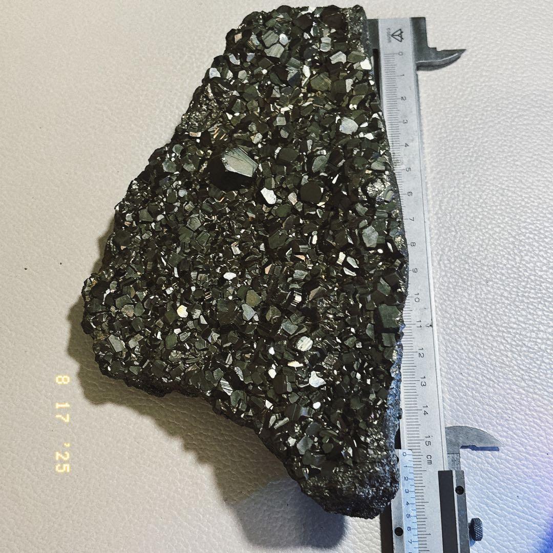 黄鉄鉱　自然石 黒色木製台座付き